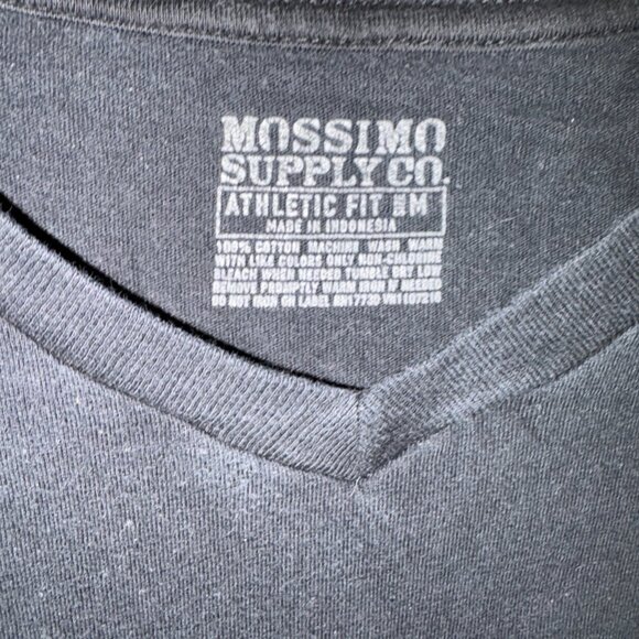 Medium Mossimo Black V-Neck T-Shirt - Picture 2 of 3